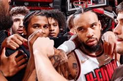 九游体育APP冲刺阶段突围战来临；布鲁克林篮网围绕社区盾队长鼓劲；引发热议；团队化学反应显著的简单介绍